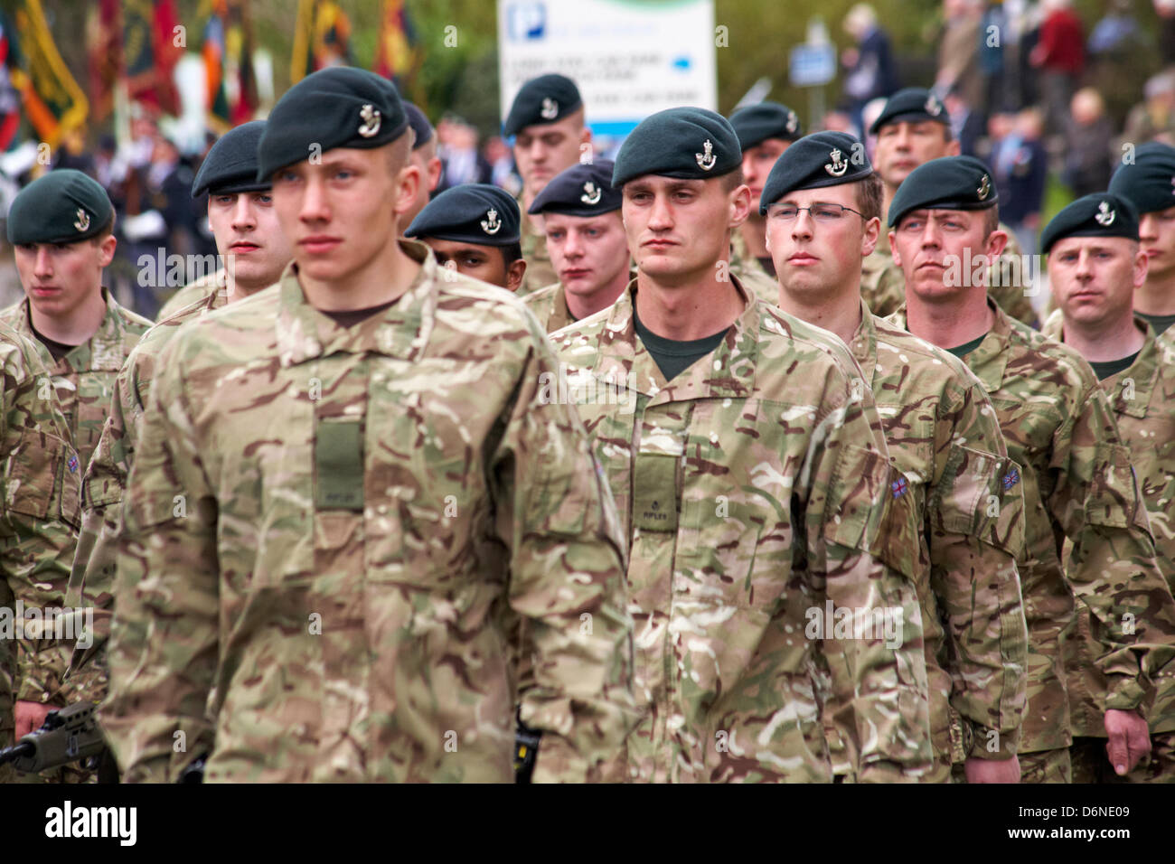 Wimborne, Dorset UK. 21. April 2013. Die Gewehre, unter der Leitung von Gewehre Band, Parade durch die Straßen von Wimborne in Dorset, 3 Jahre nach der Freiheit der Stadt gegeben. Die Gewehre waren die Ehre im Jahr 2010 dank der damalige Bürgermeister, Stadtrat John Burden gewährt, die die Portion Bürgermeister für die Veranstaltung. Freiheit Wimborne bot sich die Kräfte nach Rifleman Phil Allen getötet wurde, in der Provinz Helmand, Afghanistan am 7. November 2009 im Alter von 20 Jahren. Bildnachweis: Carolyn Jenkins/Alamy Live-Nachrichten Stockfoto