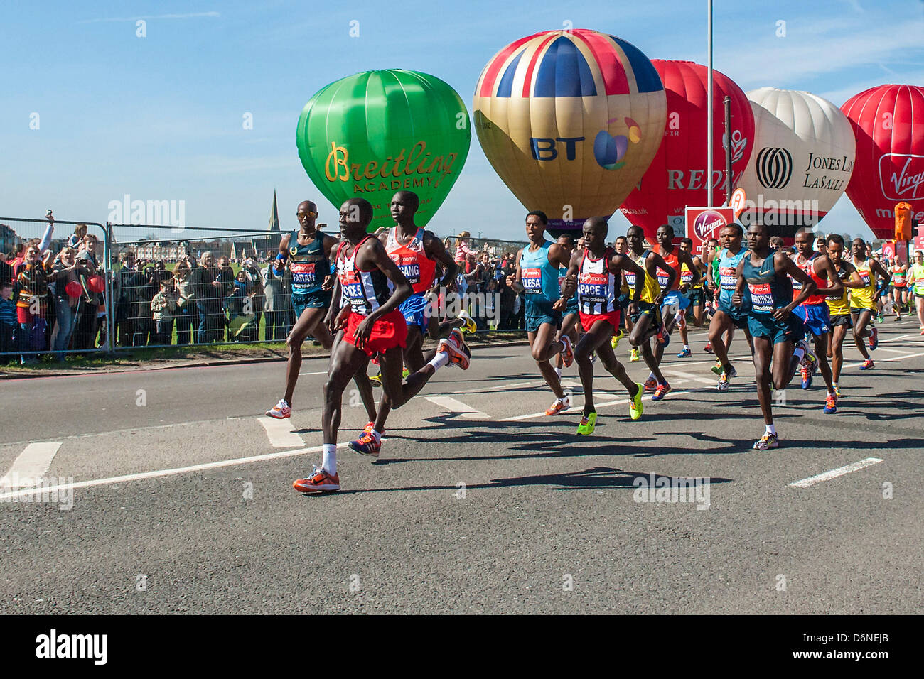London, UK. 21. April 2013. Mo Farah (L) beginnt der Virgin London-Marathon von Greenwich, The Mall über Canary Wharf.  London, UK, 21. April 2013. Stockfoto