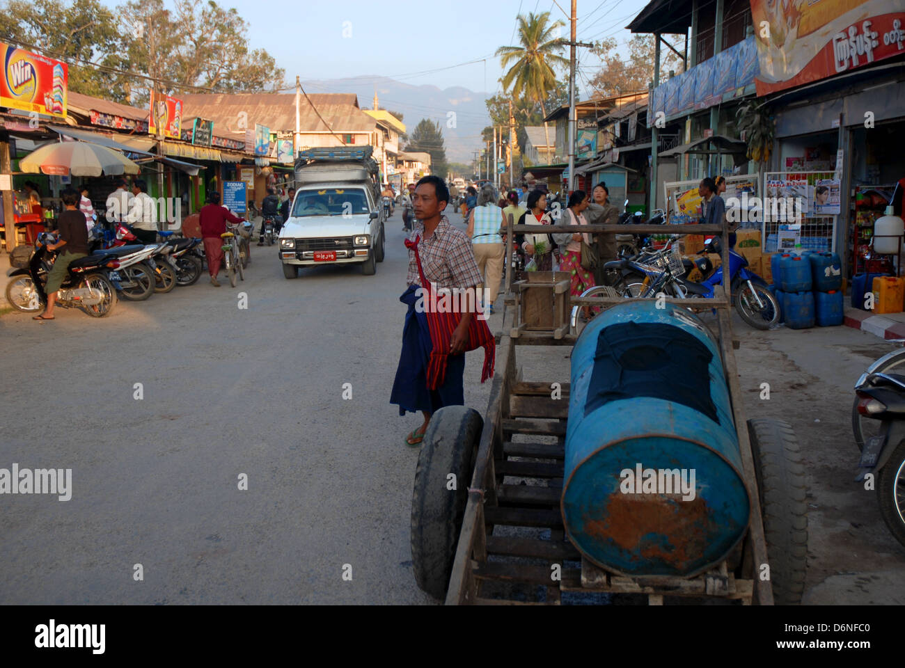 Man überquert Einkaufsstraße in Kalaw, Myanmar (Burma) Stockfoto