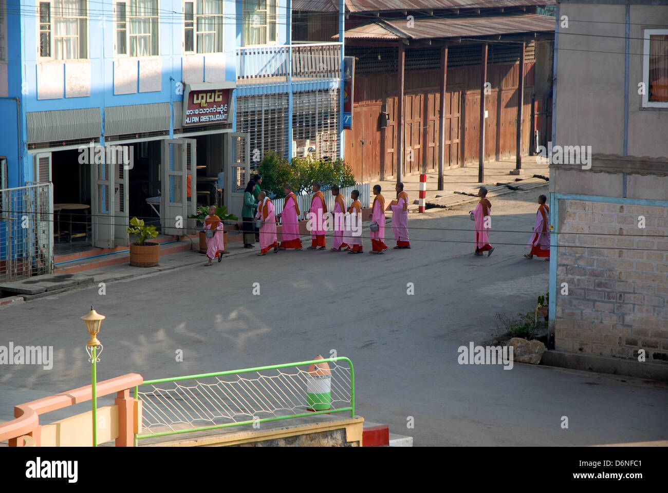 Buddhistische Nonnen sammeln Lebensmittel Handouts in Myanmar (Burma) Stockfoto