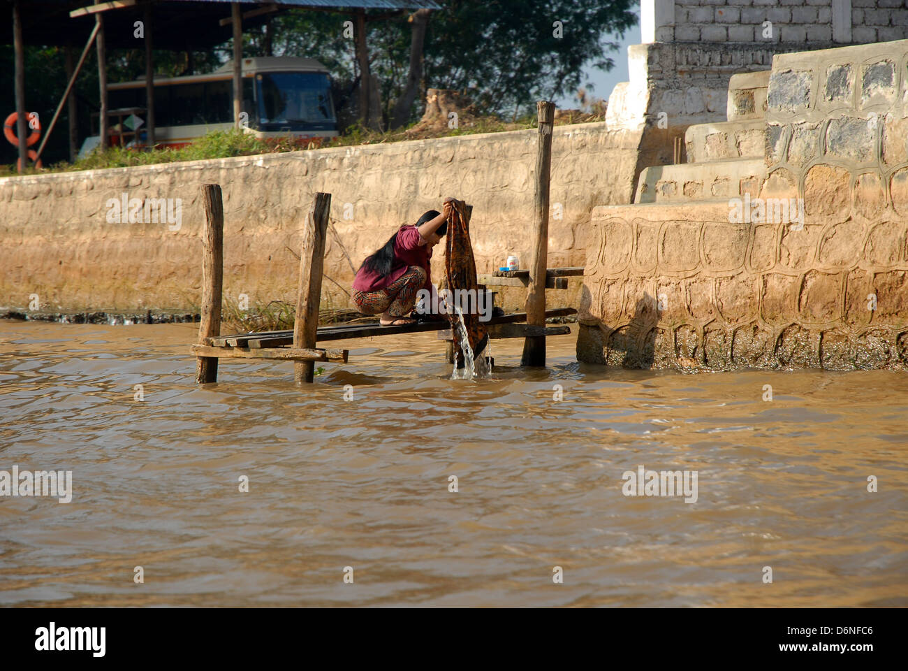 Frau macht ihre Wäsche am Inle-See in Myanmar (Burma) Stockfoto