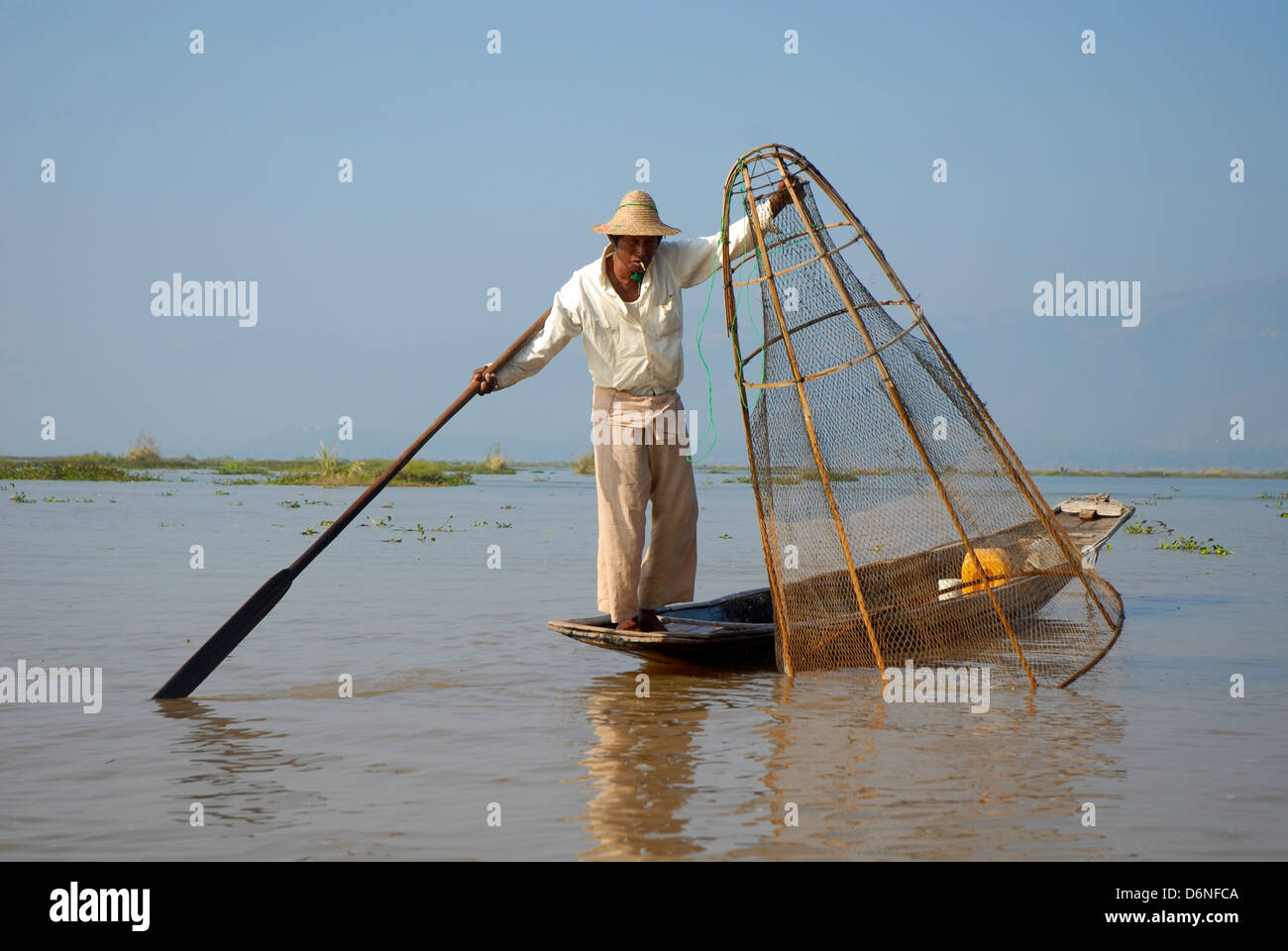 Fischer am Boot rudern mit konischer Form Net am Inle See Burma Stockfoto