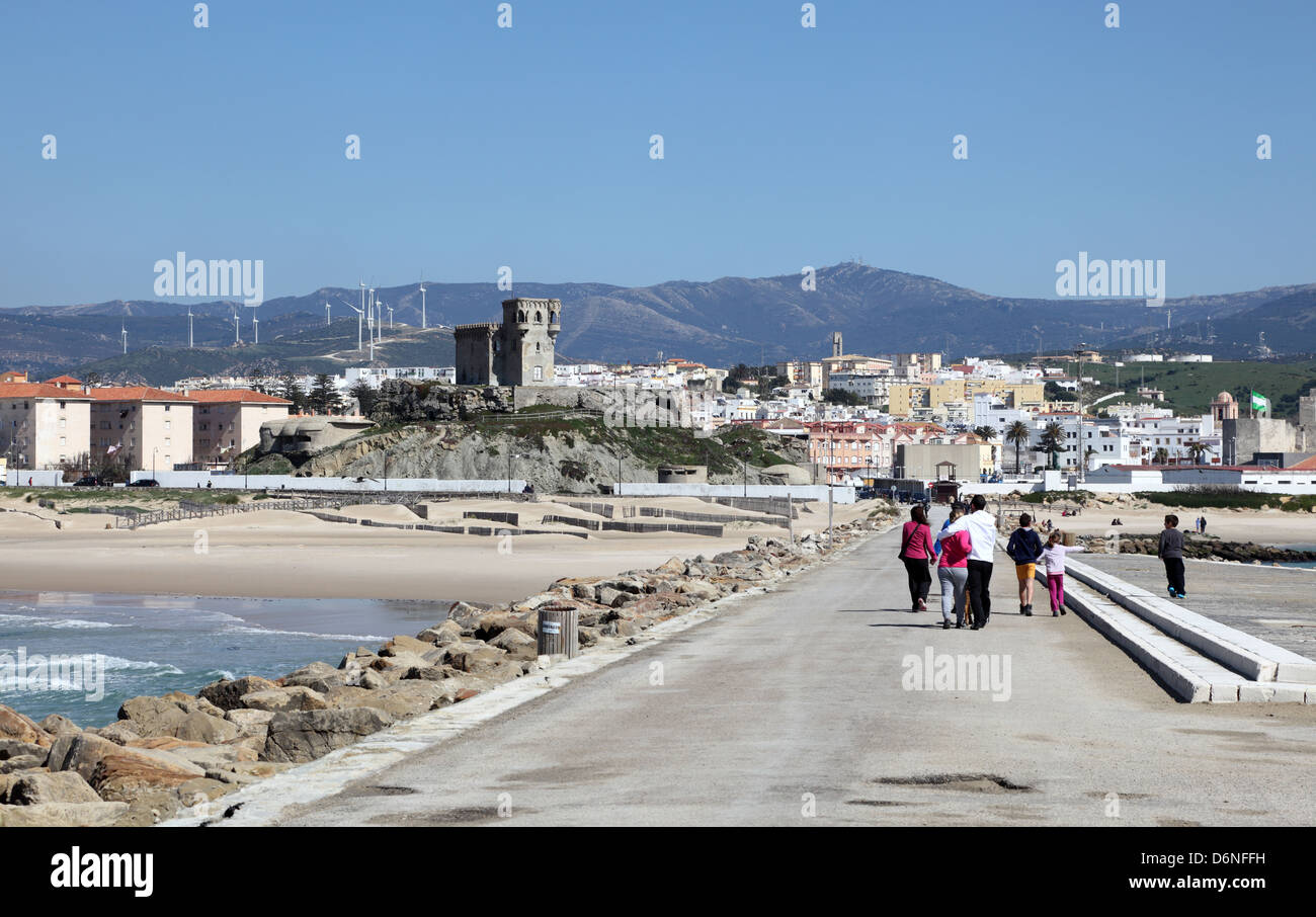 Wandern auf der Promenade in Tarifa, Provinz Cádiz, Andalusien, Spanien Stockfoto
