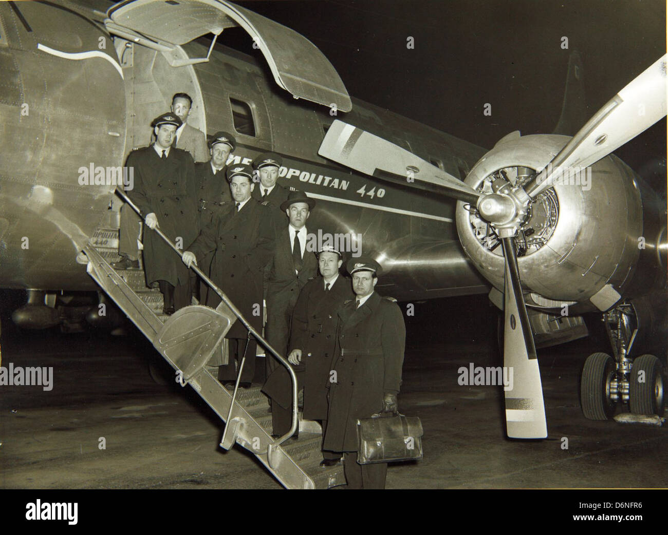 Foto des Personals von Convair/General Dynamics im Werk zwischen 1955 und 1969, mit Schwerpunkt auf dem Flugzeug CV-440 und Personal, das an verschiedenen Produktions- und Testprozessen beteiligt ist. Stockfoto
