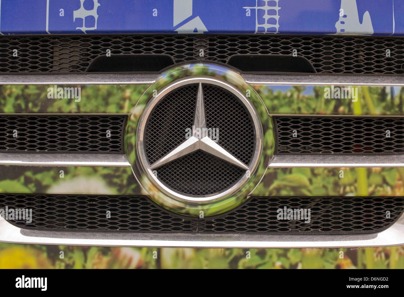 Kühlergrill eines maßgeschneiderten Mercedes-Benz Lkw Stockfoto