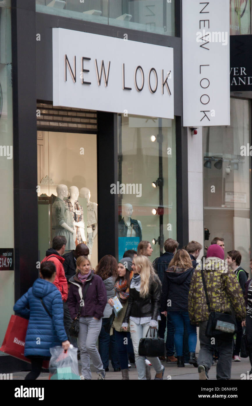 Das New Look-Geschäft in der Oxford Street, London, Großbritannien, ist ein wichtiges Ziel für erschwingliche Mode auf der britischen High Street und zieht mit seinen schnellen Modeangeboten und trendigen Displays Käufer an Stockfoto