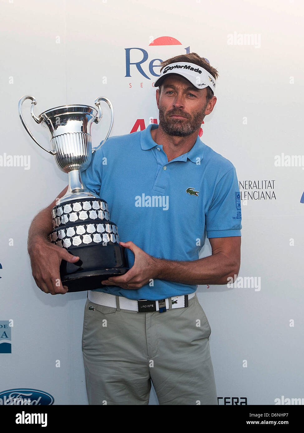 21.04.2013 Valencia, Spanien. Raphael Jaqueline, Frankreich hält die Open de España Trophy während der Preisverleihung am Ende der vierten Runde der Spanish Open vom Golfplatz El Saler. Stockfoto