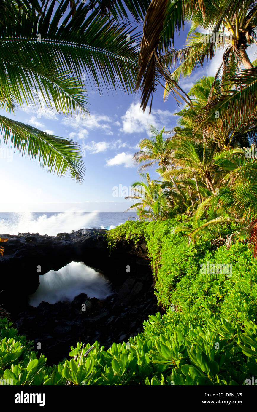 Lava Rock Brücke und Ozean Wellen Kalapana-Kapono Highway (die "Red Road"), Big Island, Hawaii Stockfoto