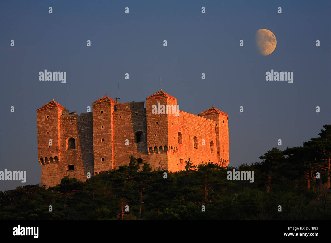 Senj Kroatien. Festung Nehaj bei Sonnenuntergang Stockfotografie Alamy