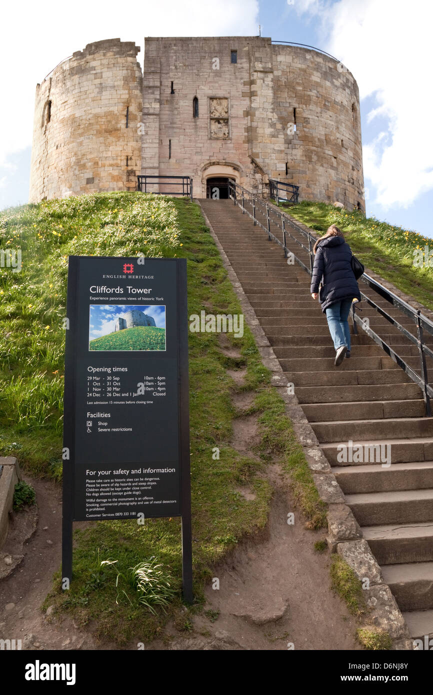 Die Ruine des Bergfrieds der 11. Jahrhundert York Castle, bekannt als Cliffords Tower - York, Yorkshire UK Stockfoto