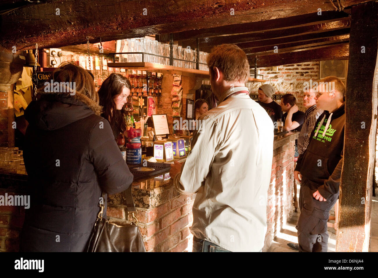 Die Menschen trinken und wird serviert in der Bar, das Innere des Kings Arms Pub, York, Yorkshire, Großbritannien Stockfoto