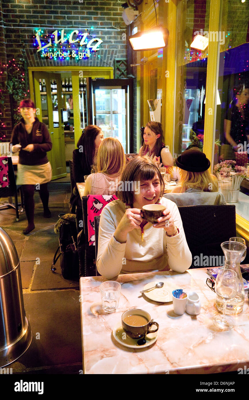 Menschen Essen einen Abendessen heraus in Lucia Bar und Restaurant, Swinegate York, Yorkshire UK Stockfoto