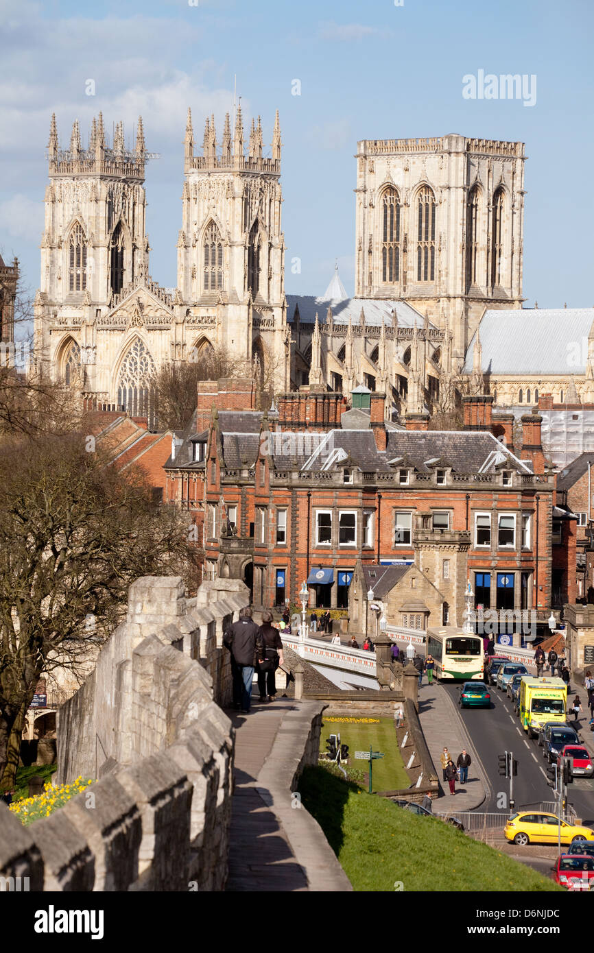 York Minster Cathedral und die Skyline der Stadt von der alten Stadtmauer, York, Yorkshire UK Stockfoto