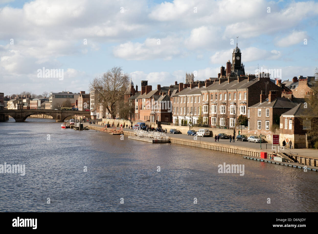 Blick auf den Fluss Ouse in York, gesehen von Skeldergate Brücke, Stadt York, Yorkshire UK Stockfoto