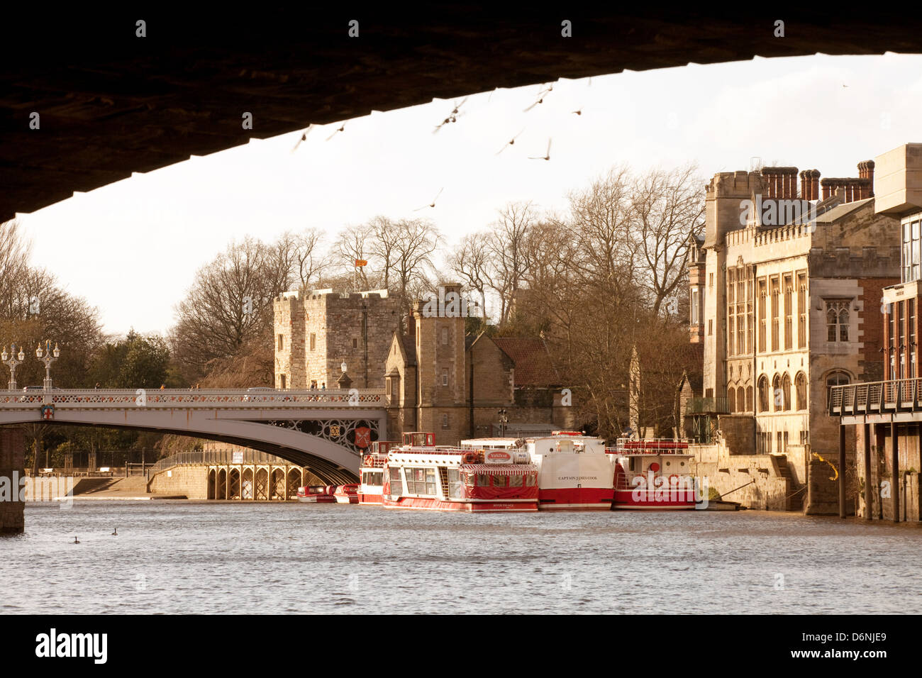Fluss Ouse, York, UK, gesehen durch die Ouse-Brücke in Richtung der Lendal Bridge, Yorkshire UK Stockfoto