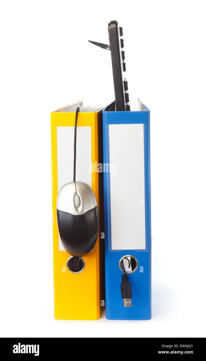 Computer-Tastatur und Maus im Ringbuch vor weißem Hintergrund Stockfoto