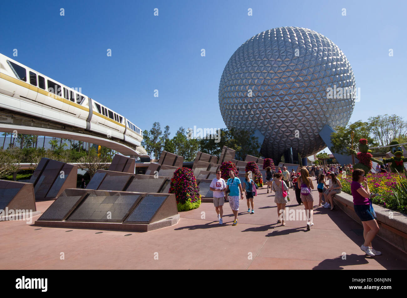 Der Eingang zum Epcot im Disney World Resort in Florida, zeigt die Monorail und die legendären Raumschiff Erde-Struktur Stockfoto