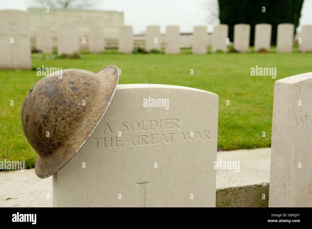 Britische Militär Helm ruht auf dem Grabstein von "A SOLDIER OF THE GREAT WAR". Stockfoto