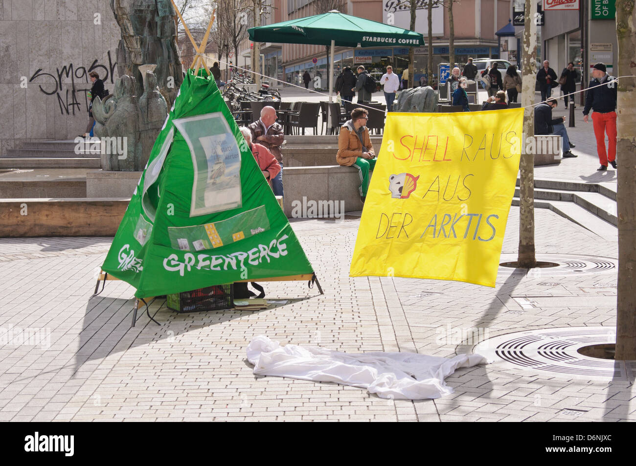 Greenpeace-Protest-Anzeige gegen Shell Oil Company in der Arktis, grünen Zelt, gelbe Banner - Heilbronn, Deutschland Stockfoto