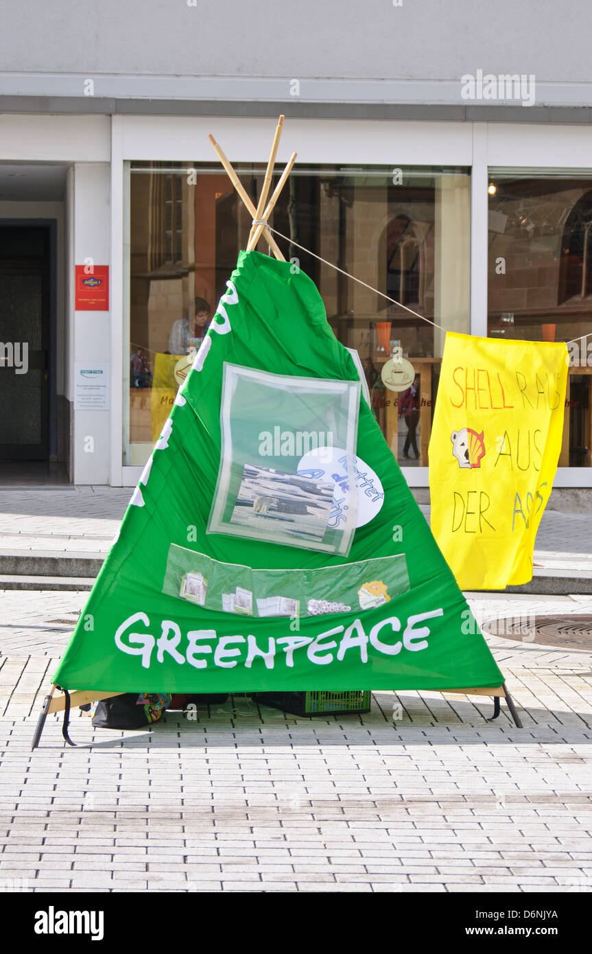 Greenpeace-Protest-Anzeige gegen Shell Oil Company in der Arktis, grünen Zelt, gelbe Banner - Heilbronn, Deutschland Stockfoto