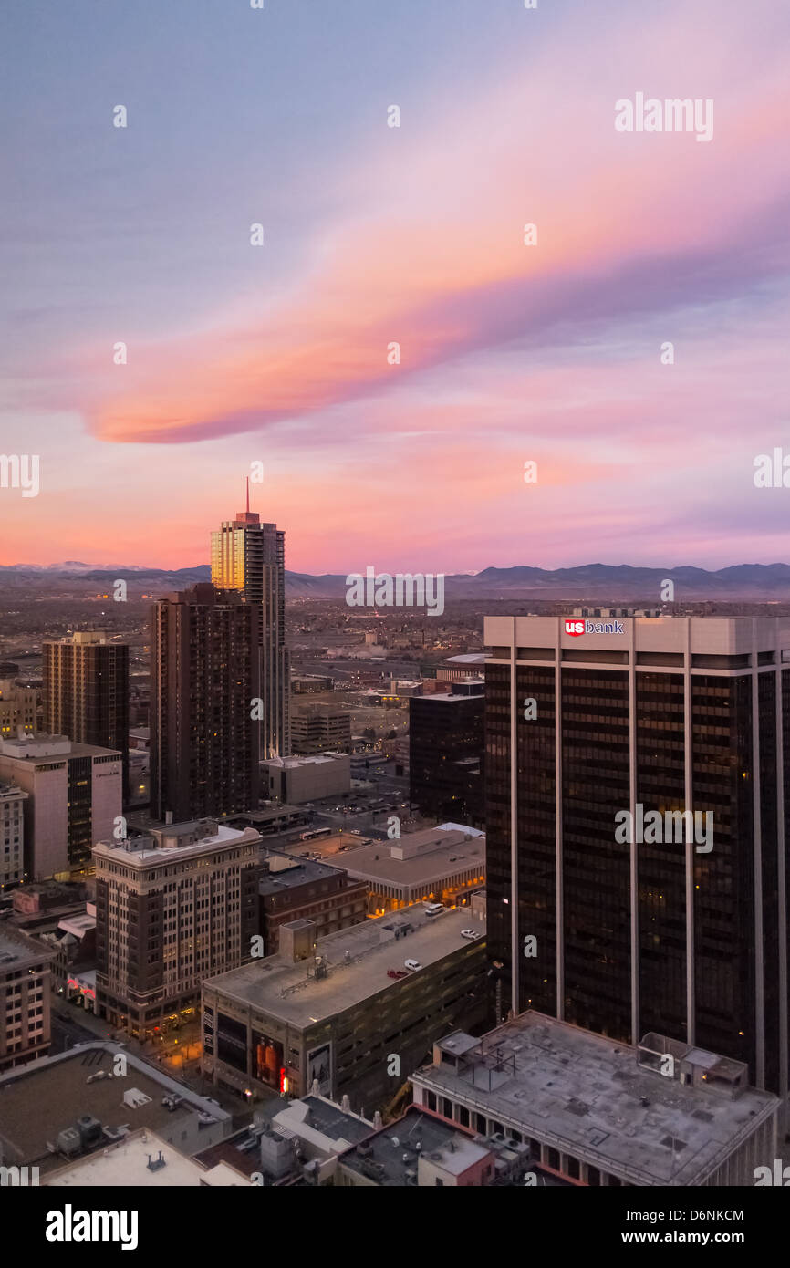 Die Sonne geht über der Innenstadt von Denver, Colorado Stockfoto