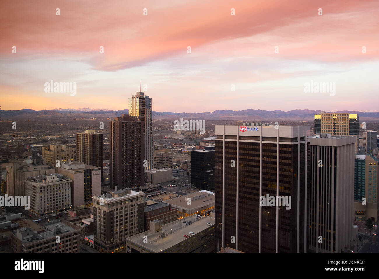 Die Sonne geht über der Innenstadt von Denver, Colorado Stockfoto