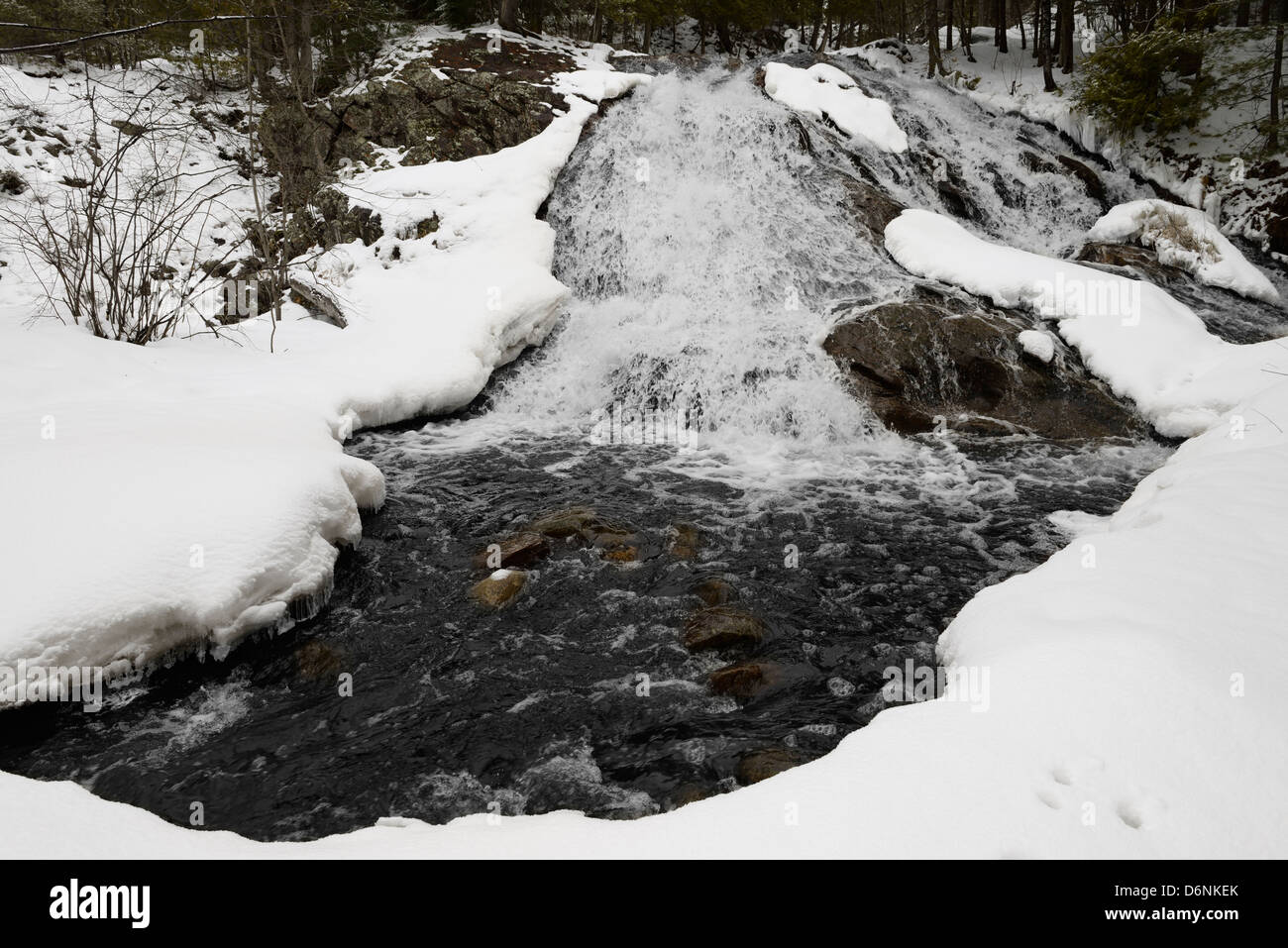 Osten Duchesnay Wasserfälle und Fluss nach einem Frühjahr Schneefall in North Bay, Ontario Kanada Stockfoto