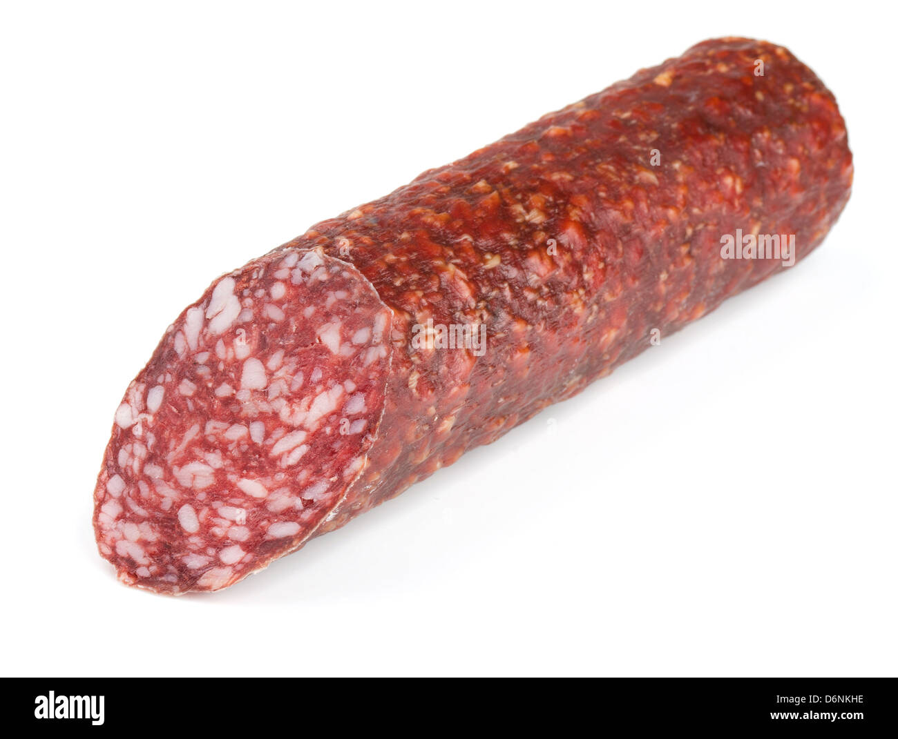 Stück der frischen trockenen Räucherwurst, isoliert auf weiss Stockfoto