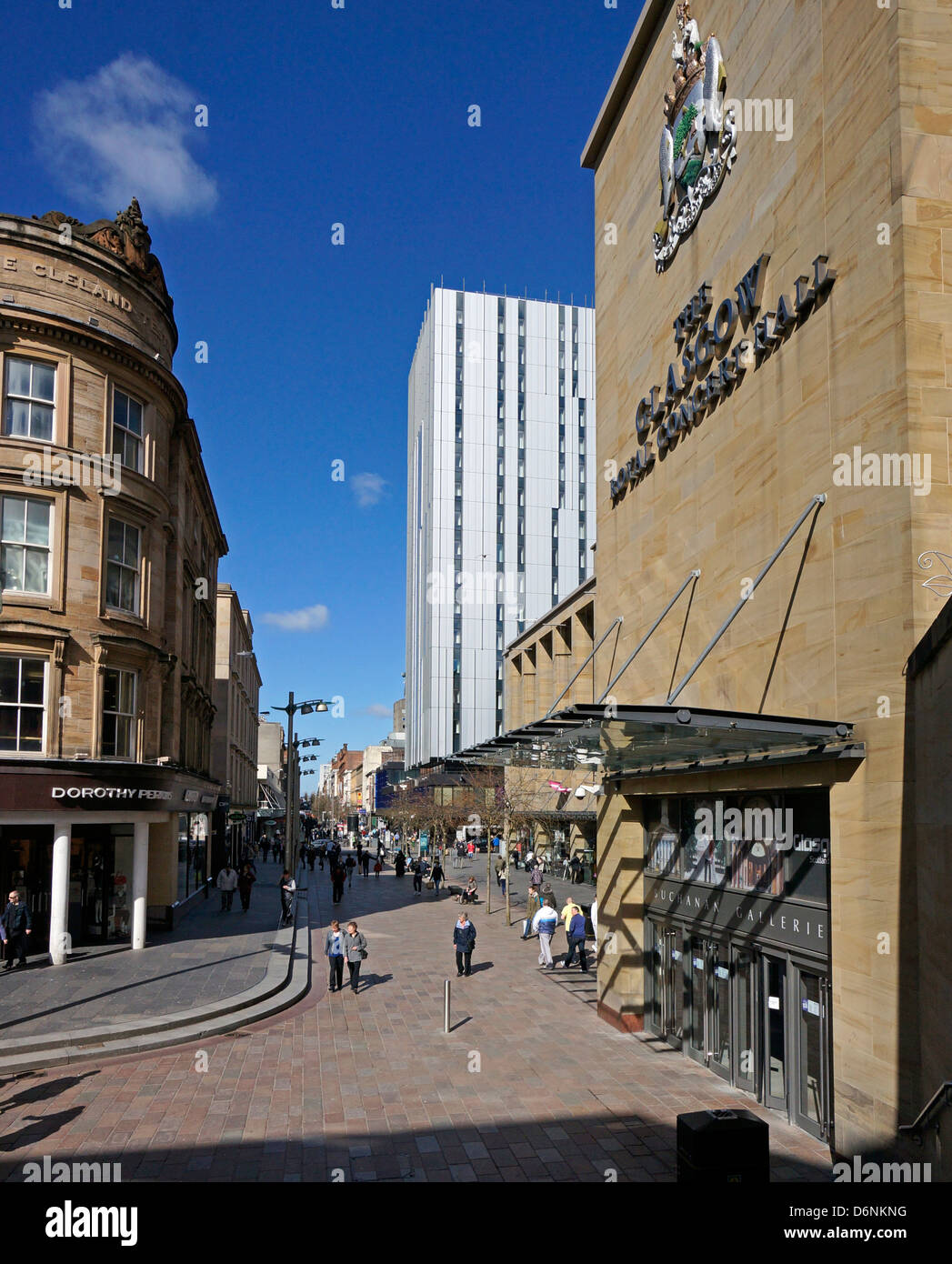 Blick entlang der Sauchiehall Street Richtung Premier Inn Gebäude von der Treppe zum Eingang der Glasgow Concert Hall. Stockfoto