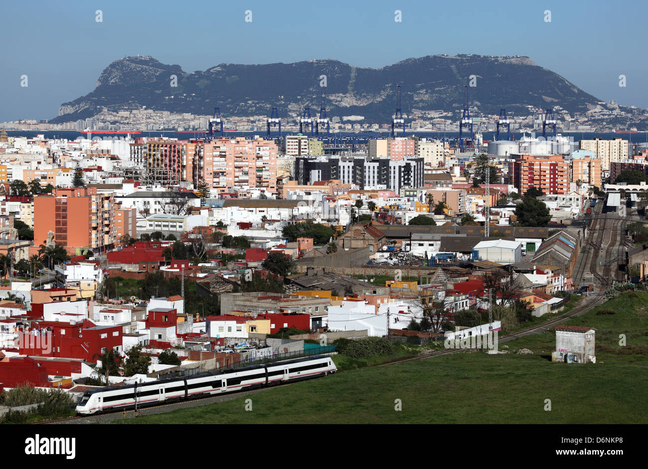 Ansicht von Algeciras mit einem Felsen von Gibraltar Stockfoto