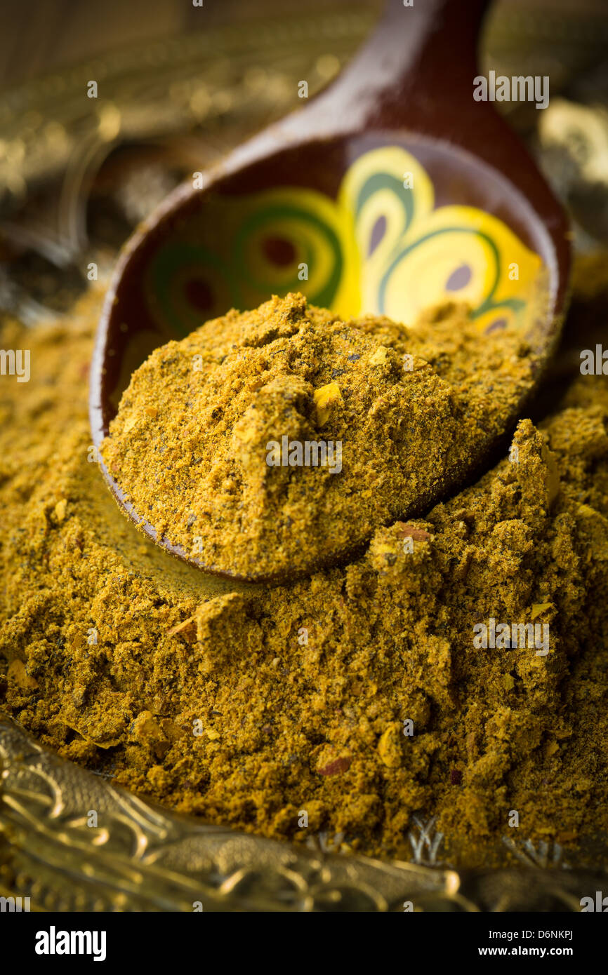 Curry-Pulver auf marokkanische Löffel Stockfoto