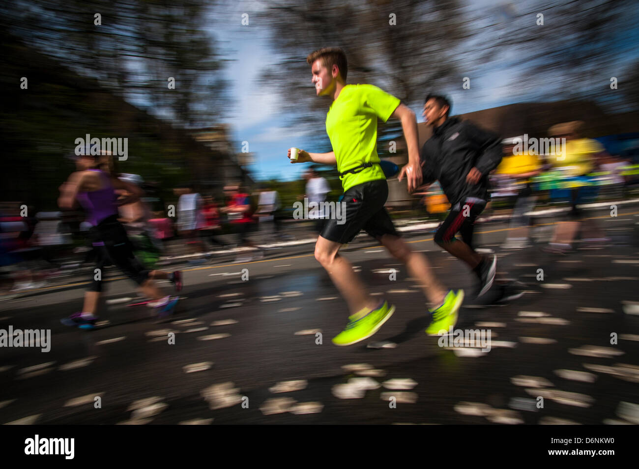 Vancouver, British Columbia (Kanada) - April 21: Sportler beteiligen sich an der Vancouver Sun Run 2013, 21. April 2013. Viele Läufer entschied sich tragen Blau und gelb für den Boston-Marathon, wo zwei Bombenanschlägen am 15. April drei Menschen getötet. Foto: Matt Jacques Stockfoto