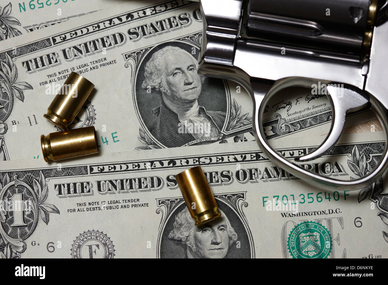Pistole auf uns Dollar Bargeld mit gebrauchten 9mm Patronen Stockfoto