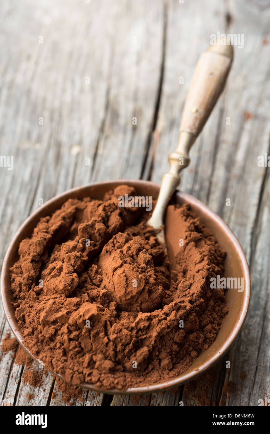 Kakaopulver in Schüssel mit Löffel Stockfoto