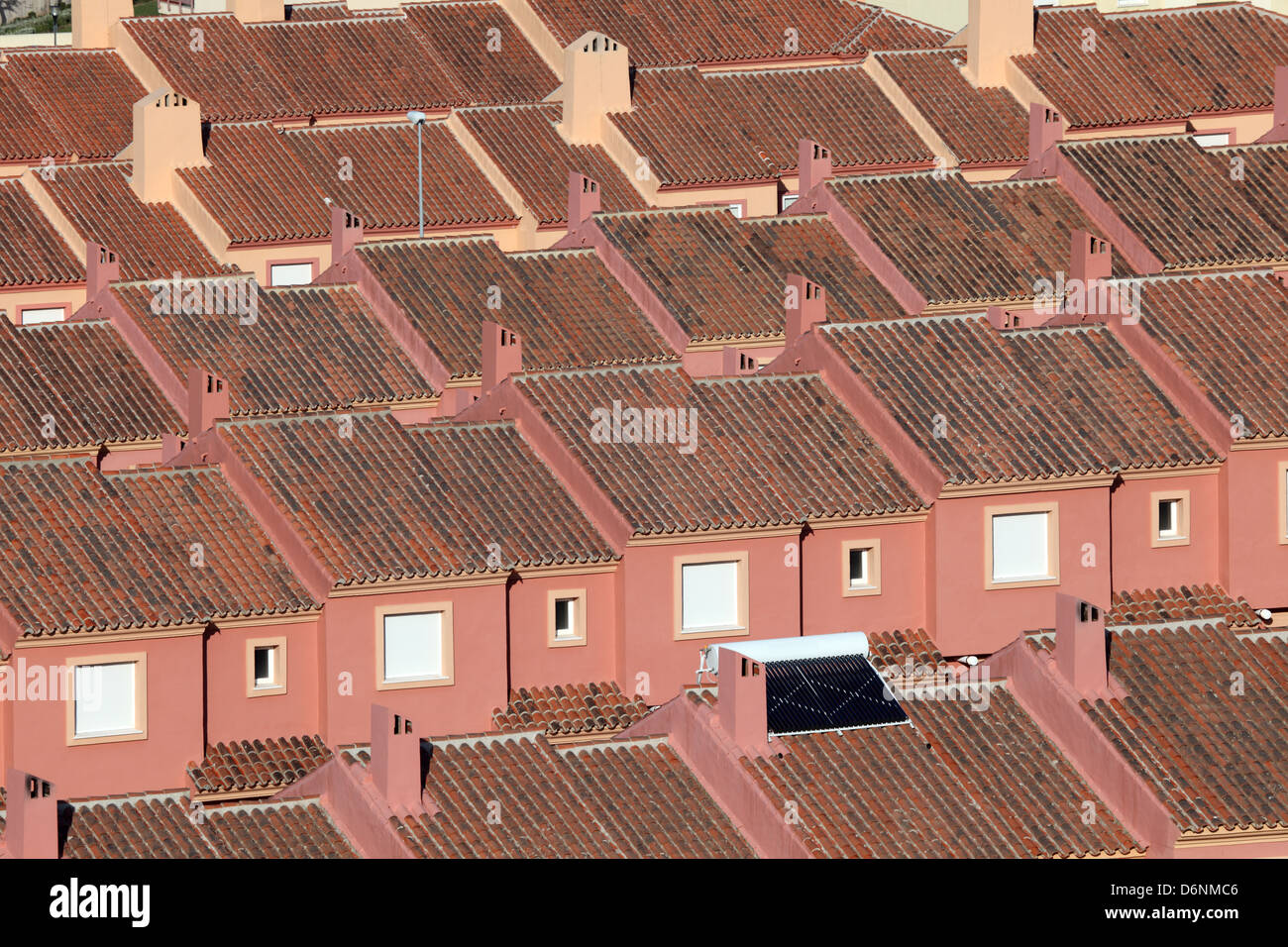 Dächer von roten Wohnhäusern in einer Wohnsiedlung in Spanien Stockfoto