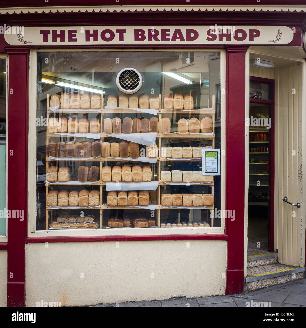 Frische Brote im Fenster das heiße Brot Shop Bäckerei, Aberystwyth Wales UK Stockfoto