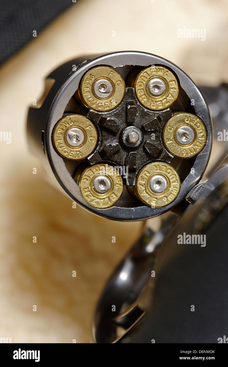 Revolver Pistole mit gebrannten 9mm Patronen im Zylinder Stockfoto