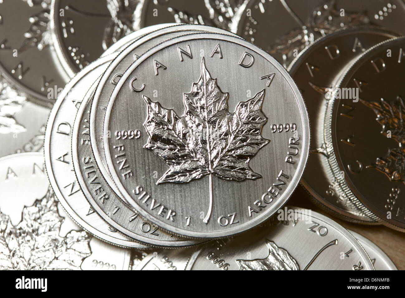kanadische eine Unze Ahornblatt Silbermünzen Silberbarren Silber Stacking Silber Squeeze Edelmetalle horten Stockfoto