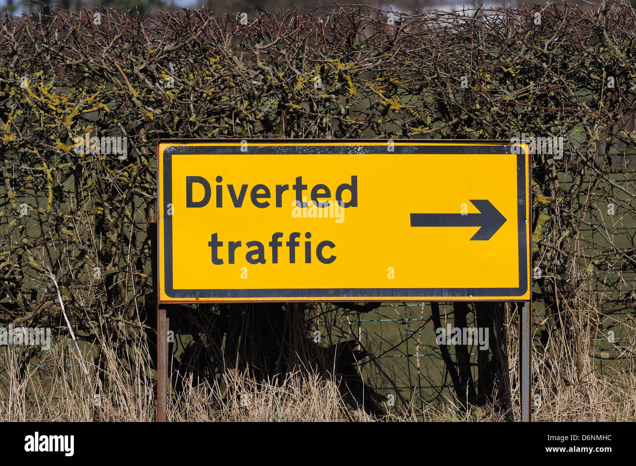 Umgelenkt Verkehrsschild mit Pfeil in Großbritannien Stockfoto