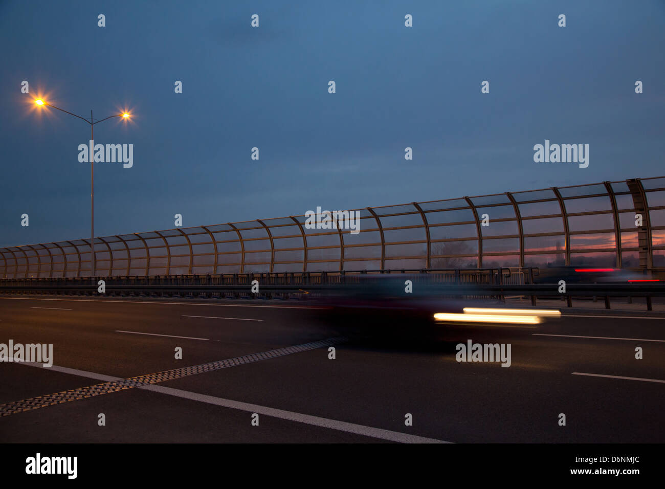 Wroclaw, Polen, Innerstaedtischer neues Auto auf der Autobahn Stockfoto