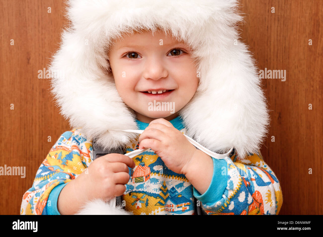 Porträt von kleinen Mädchen in großen weißen Wintermütze Stockfoto