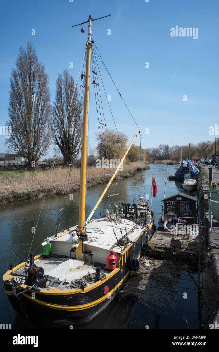 Boot vertäut am Kai, Sandwich, Kent, UK, auf dem Fluss Stour. Stockfoto