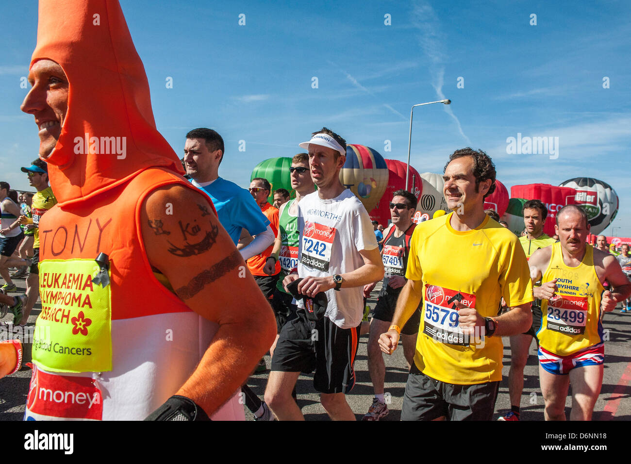 London, UK. 21. April 2013. Faschings und Geld für wohltätige Zwecke gehen hand in hand. Der Virgin London Marathon von Greenwich in die Mall über Canary Wharf.  Greenwich, London, UK, 21. April 2013. Stockfoto