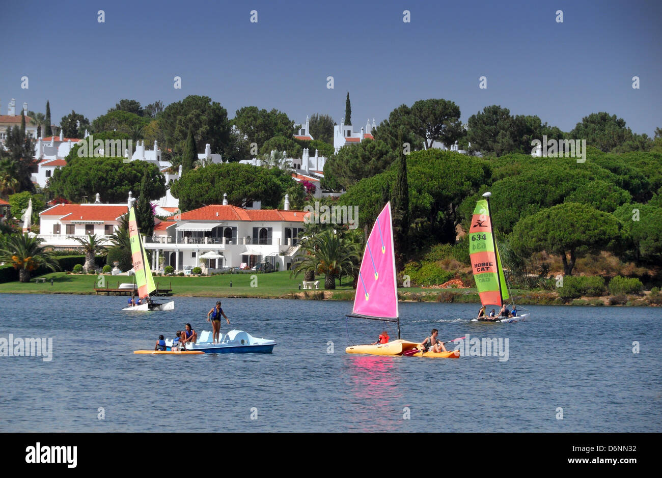 Menschen genießen Wassersport auf dem See in Quinta do Lago in der Algarve in Portugal. Stockfoto