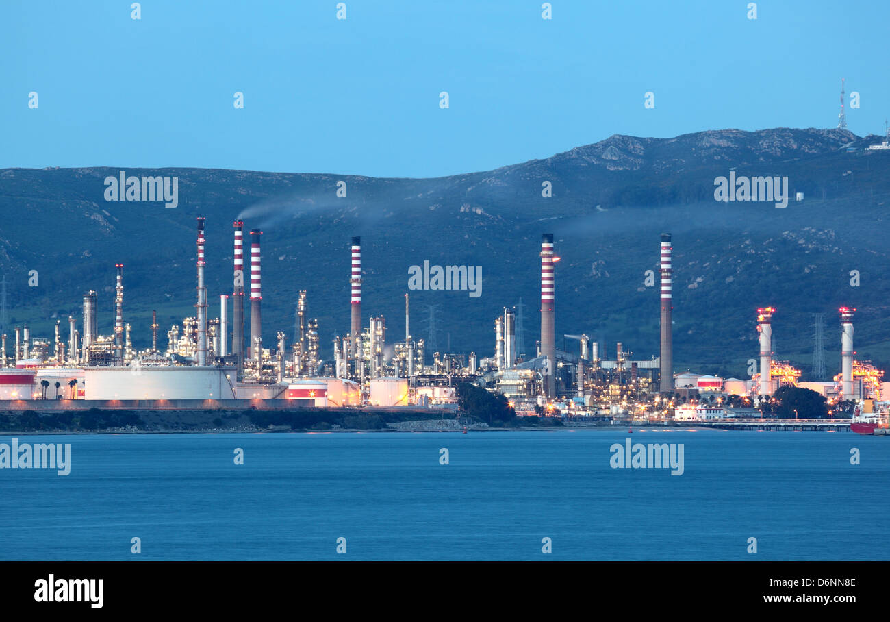 Öl-Raffinerie bei Einbruch der Dunkelheit beleuchtet Stockfoto