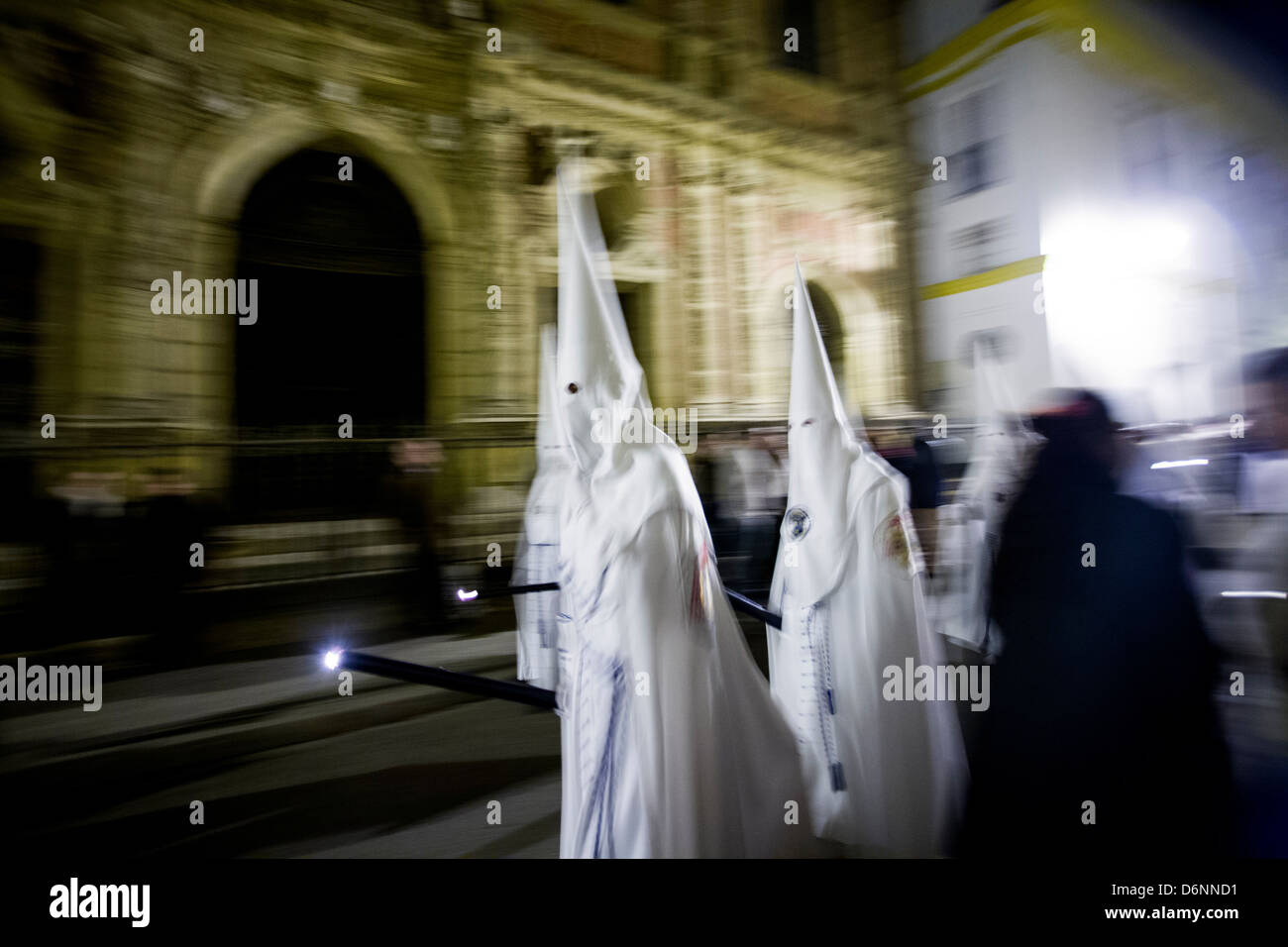 Sevilla, Spanien, Gläubige mit Spitzen Kapuzen in einer Prozession zur Semana Santa Stockfoto