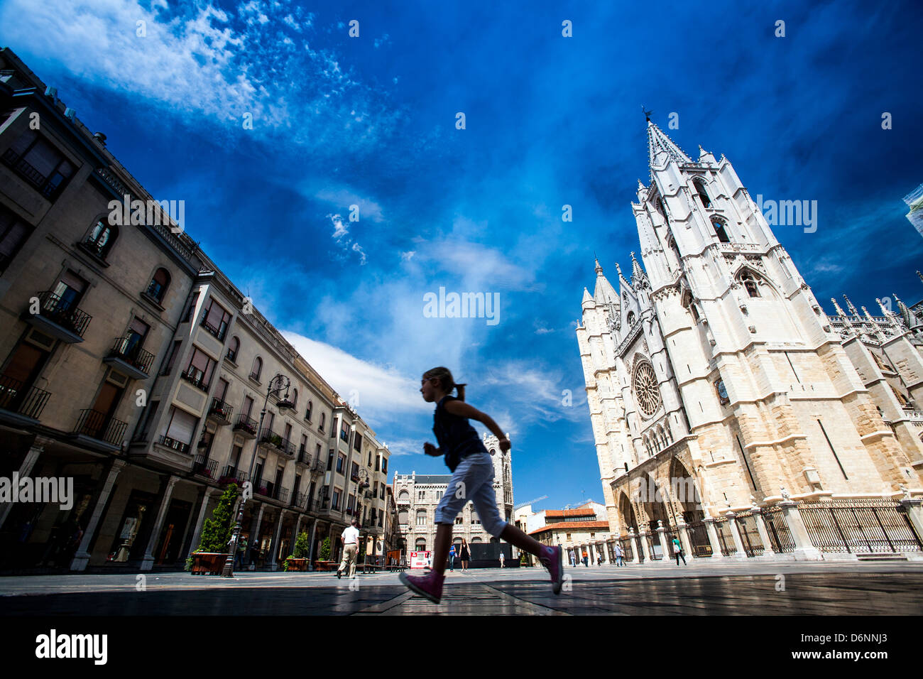 Leon, Spanien, ein kleines Kind läuft über den Platz vor der Kathedrale Santa Maria de Regla, Leon Stockfoto