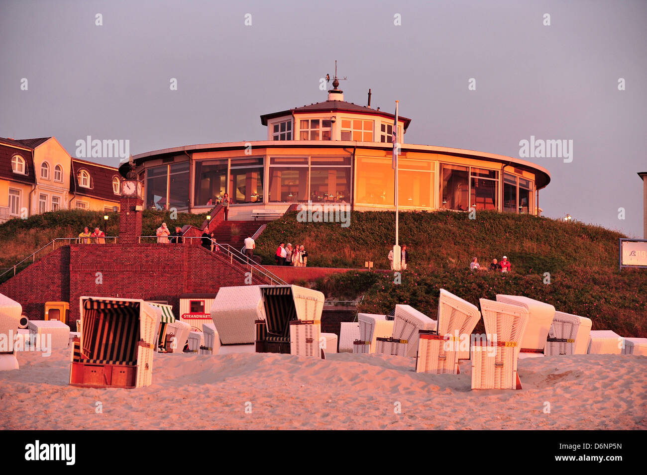 Wangerooge, Deutschland, promenade Pudding Cafe am Strand bei Sonnenuntergang Stockfoto