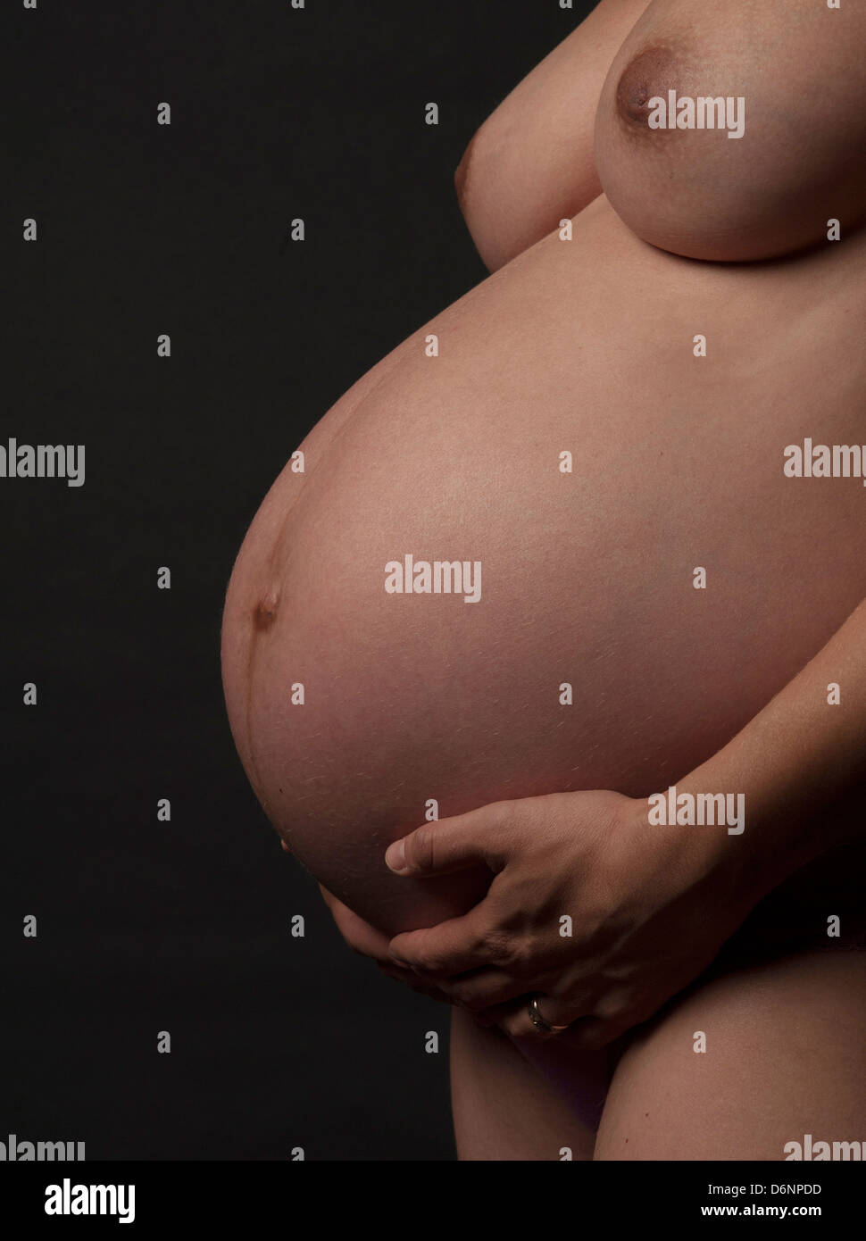 Freiburg im Breisgau, der Bauch einer schwangeren Frau Stockfoto