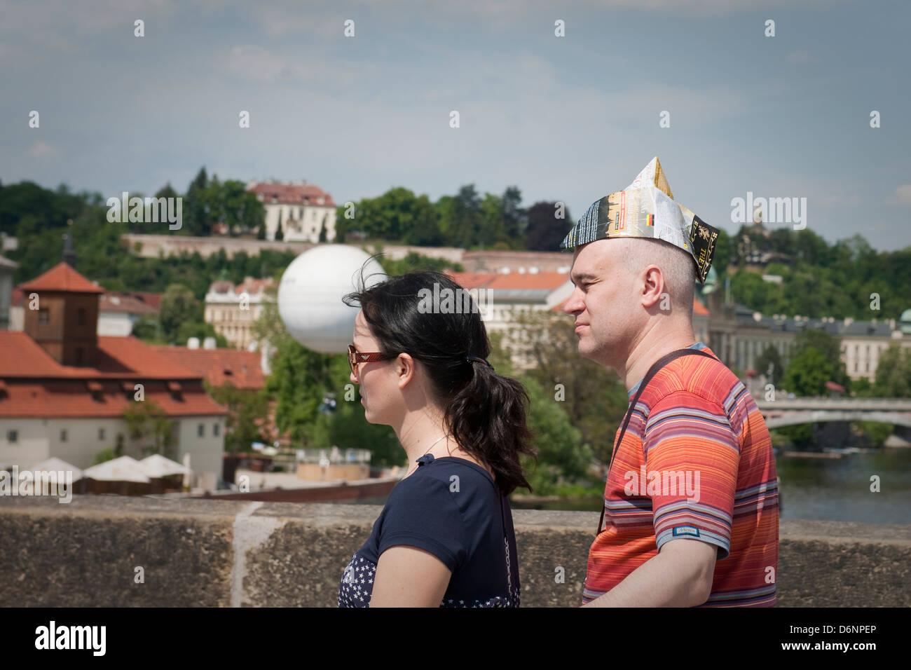 Frau und Mann mit einem behelfsmäßigen Papierhut, Prag Stockfoto